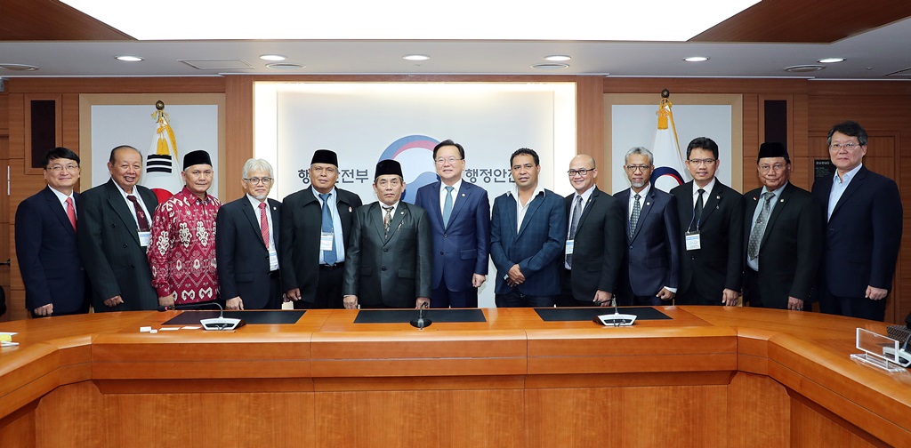 Minister Kim Boo-kyum(center) is taking a group photo with the Indonesian delegation from Commission on Local Finance on July 4 at the Government Complex Seoul.  * Head of the Indonesian delegation : Lawmaker Ayi Hambali (sixth from the left) 