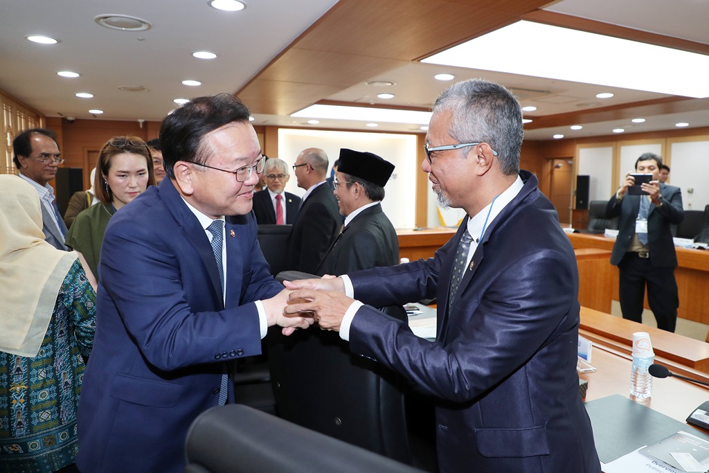 Minister Kim Boo-kyum(left) is shaking hands with the Indonesian delegation from Commission on Local Finance on July 4 at the Government Complex Seoul.