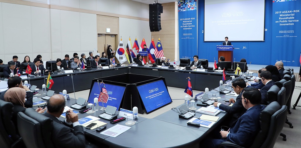 On November 26, Minister Chin Young delivered an opening address at the ASEAN-ROK Ministerial Roundtable on Public Service Innovation, held in BEXCO, Busan. The Roundtable consisted of three sessions under the themes of “Citizen Engagement,” “Digital Government” and “Regional Innovation.” 