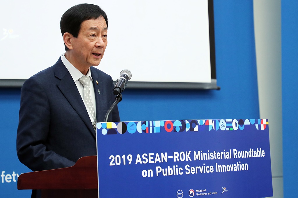 On November 26, Minister Chin Young delivered an opening address at the ASEAN-ROK Ministerial Roundtable on Public Service Innovation, held in BEXCO, Busan. The Roundtable consisted of three sessions under the themes of “Citizen Engagement,” “Digital Government” and “Regional Innovation.” 