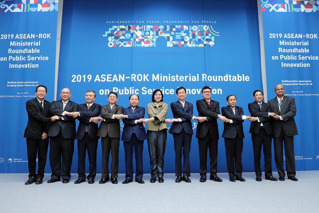 Prior to the opening of the ASEAN-ROK Ministerial Roundtable on Public Service Innovation, the heads of delegation including Minister Chin Young (fifth from R) took commemorative photos. The Roundtable consisted of three sessions under the themes of “Citizen Engagement,” “Digital Government” and “Regional Innovation.”
