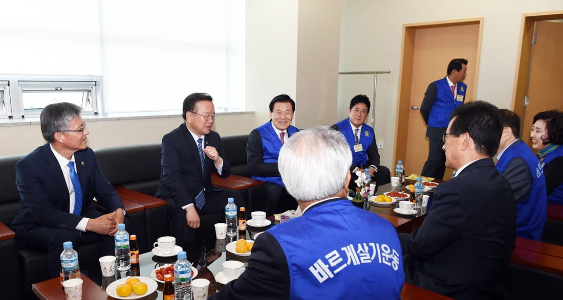 김부겸 장관이 19일 오후 충북 청주대 석우문화체육관에서 열린 '바르게살기운동 전국회원대회'에 참석한 관계자들과 티타임을 하고 있다.