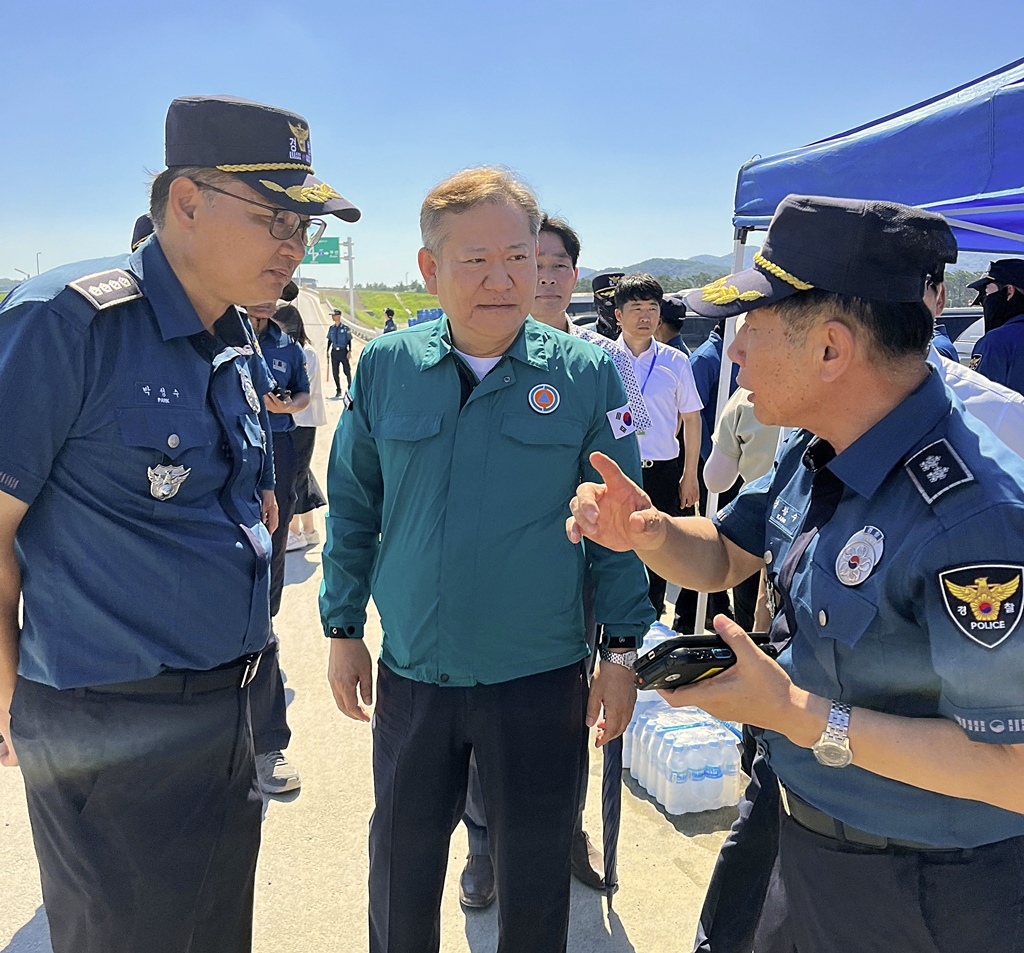 이상민 행정안전부 장관이 8일 오전 전북 부안군 새만금 세계스카우트잼버리 주차장을 찾아 참가 대원들의 비상대피 출차현장을 살펴보고 있다.