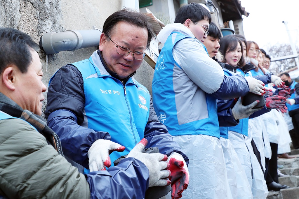 김부겸 장관이 11일 오후 백사마을(서울 노원구)에서 행정안전부 행복드림봉사단과 함께 사랑의 연탄배달 봉사활동을 하고 있다.