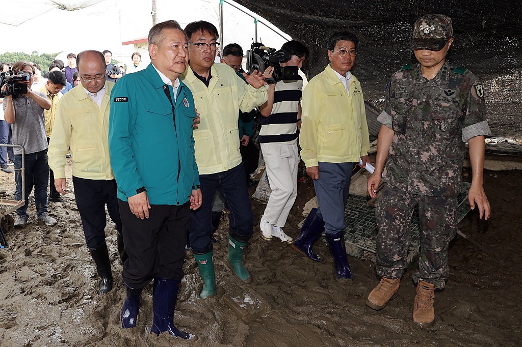 이상민 행정안전부 장관이 25일 오후 충남 청양군 집중호우 피해지역을 방문하여 피해복구 상황을 점검하고 있다.