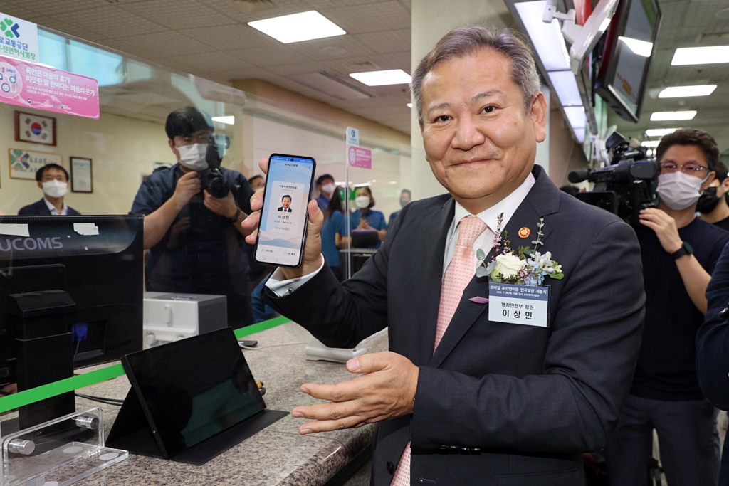 Lee Sang-min, Minister of the Interior and Safety, shows his mobile driver's license during the opening ceremony of a nationwide Mobile Driver's License issuance service held at the Gangseo Driver's License Test Center in Seoul on the morning of the 28th.