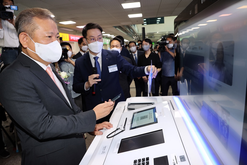 Minister Lee Sang-min demonstrates banking business using his mobile driver's license at the Gangseo Driver's License Test Center in Seoul during the opening ceremony of a nationwide Mobile Driver's License issuance service on the morning of the 28th.
