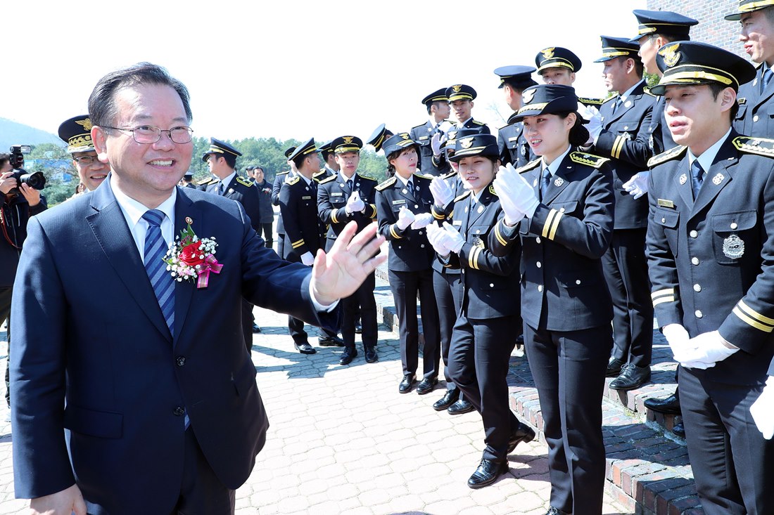 김부겸 장관이 22일 중앙소방학교(충남 천안 소재)에서 열린 제24기 소방간부후보생 졸업 및 임용식에서 졸업생들을 격려하고 있다.