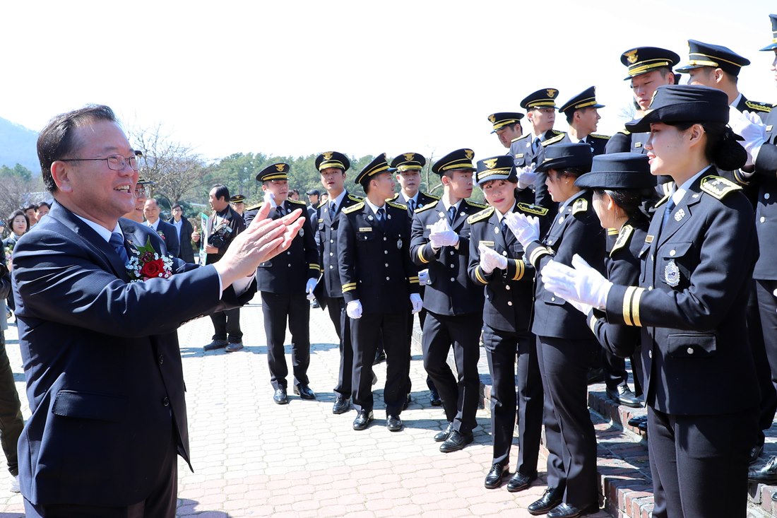김부겸 장관이 22일 중앙소방학교(충남 천안 소재)에서 열린 제24기 소방간부후보생 졸업 및 임용식에서 졸업생들을 격려하고 있다.
