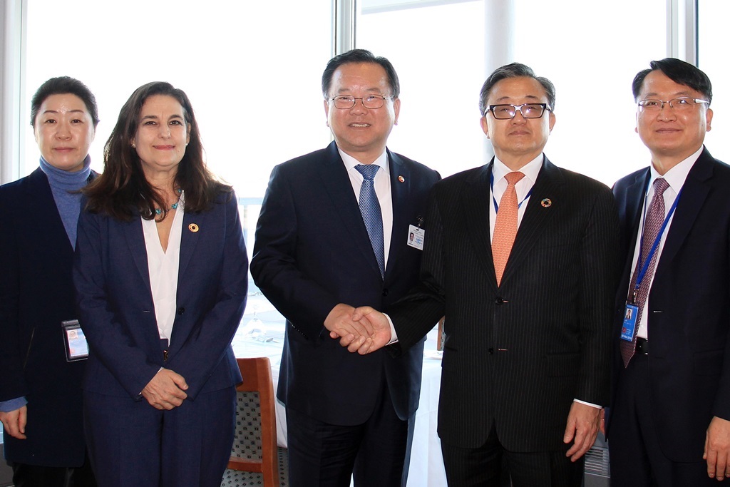 Minister Kim Bookyum (center) are shaking hands with Mr. Liu Zhenmin, Under-Secretary-General of UNDESA (right), after discussing many issues including Korea’s offer to host the 2020 UN Public Service Forum and expanding cooperation projects with UNPOG on March 5 at the UN Headquarters in New York, the United States.