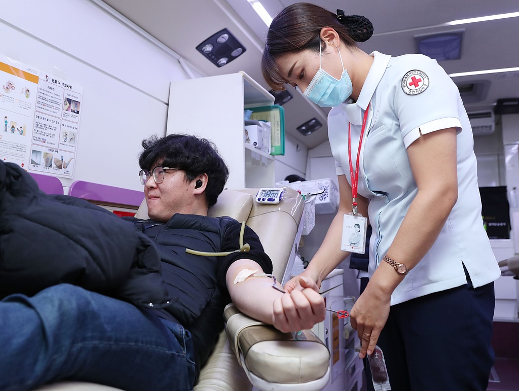 '코로나19'로 인한 혈액 공급 부족 문제 해결을 위해 19일 오전 세종시에 위치한 행정안전부 본관·별관 청사에서  전 직원들이 단체헌혈을 하고 있다.