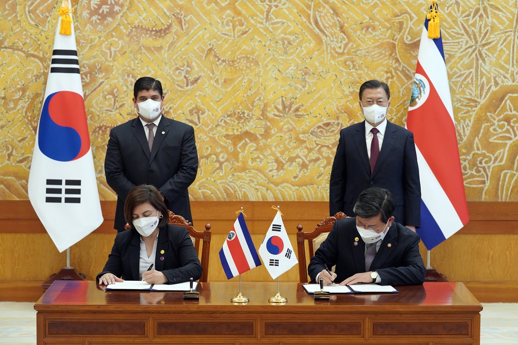 Minister Jeon Hae-cheol of the Interior and Safety and Minister Paola Vega Castillo of Science,Technology and Telecommunication of Costa Rica is signing a MOU on cooperation in digital government at the presidential office in Seoul on Nov.23, 2021 during the state visit of Costa    Rica president, Carlos Alvarado Quesada to Korea.