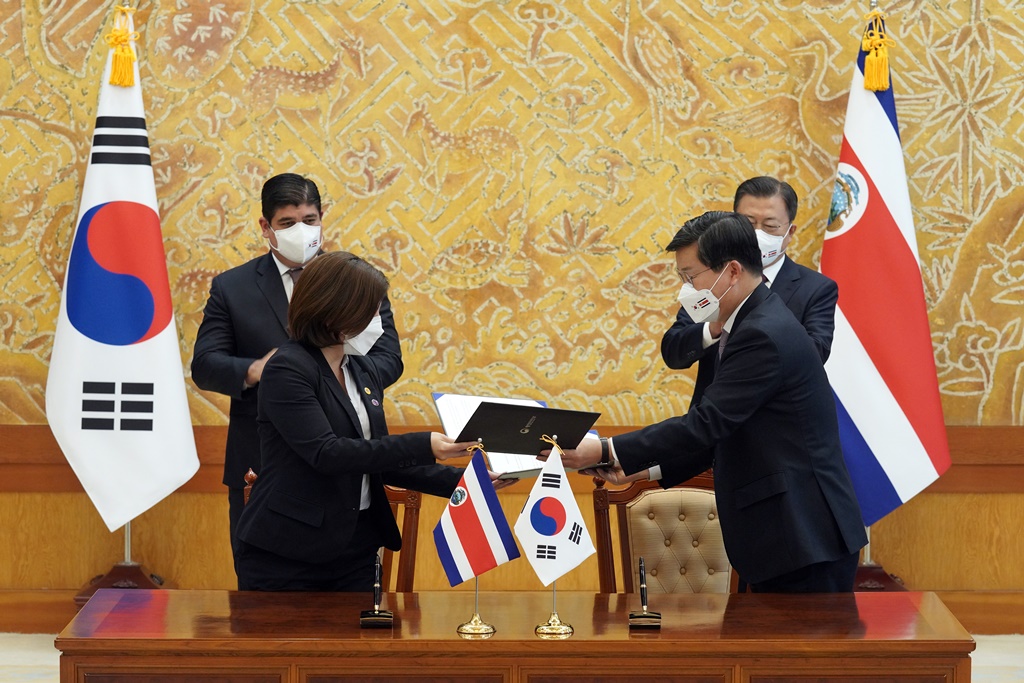 Minister Jeon Hae-cheol of the Interior and Safety and Minister Paola Vega Castillo of Science,Technology and Telecommunication of Costa Rica are exchanging the signed MOU on cooperation in digital government at the presidential office in Seoul on Nov.23, 2021 during the state visit of Costa Rica president, Carlos Alvarado Quesada to Korea.