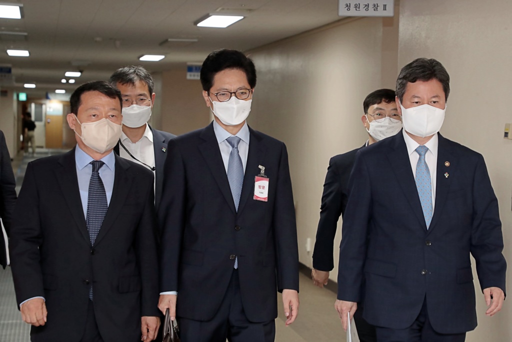 21일 오후 행정안전부 '경찰제도개선 자문위원회' (오른쪽부터 왼쪽으로)한창섭 공동위원장, 황정근 공동위원장, 윤석대 위원이 권고안 발표를 위해 정부서울청사 브리핑실에 입장하고 있다.