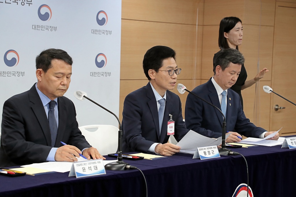 황정근 경찰제도개선 자문위원회 공동위원장(가운데)이 21일 오후 서울시 종로구 세종로 정부서울청사 브리핑실에서 '경찰의 민주적 관리 운영 및 효율적 업무수행을 위한 권고안'을 발표하고 있다. 