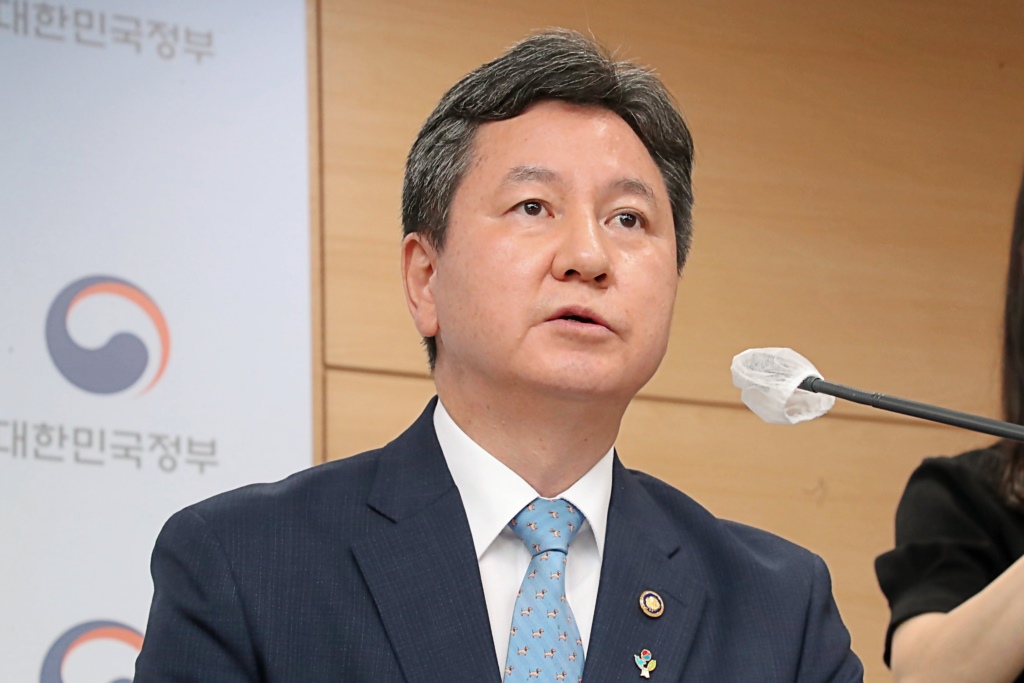 황정근 경찰제도개선 자문위원회 공동위원장(가운데)이 21일 오후 서울시 종로구 세종로 정부서울청사 브리핑실에서 '경찰의 민주적 관리 운영 및 효율적 업무수행을 위한 권고안'을 발표하고 있다. 