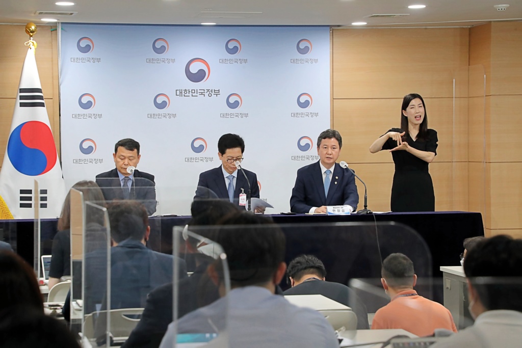 한창섭 경찰제도개선 자문위원회 공동위원장(행정안전부 차관)이 21일 오후 서울시 종로구 세종로 정부서울청사 브리핑실에서 '경찰의 민주적 관리 운영 및 효율적 업무수행을 위한 권고안'과 관련한 질의 응답을 하고 있다.