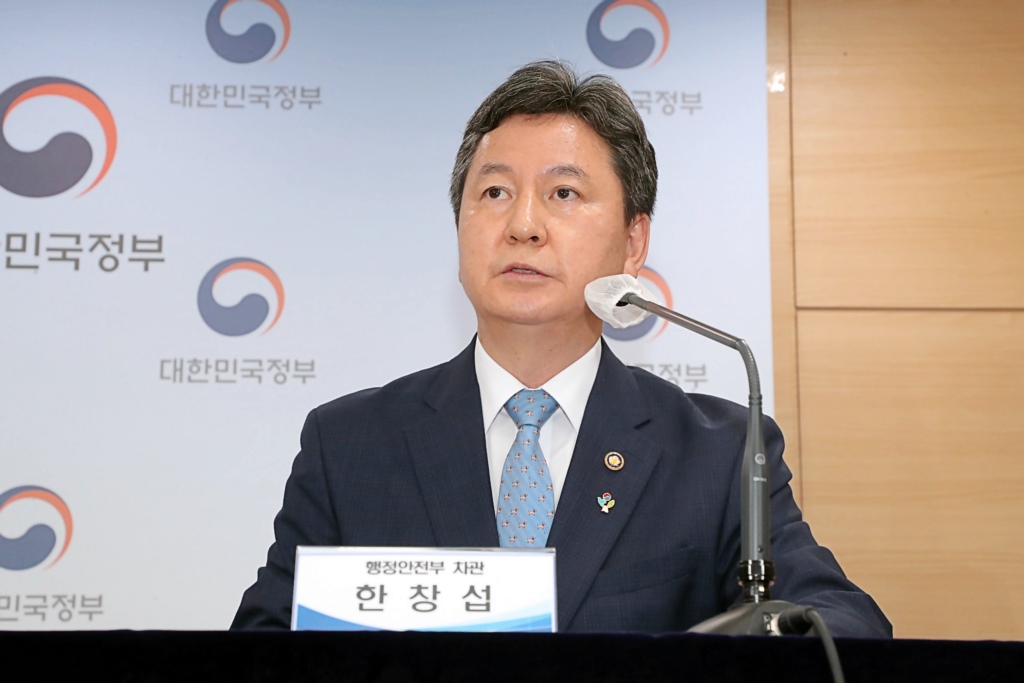 한창섭 경찰제도개선 자문위원회 공동위원장(행정안전부 차관)이 21일 오후 서울시 종로구 세종로 정부서울청사 브리핑실에서 '경찰의 민주적 관리 운영 및 효율적 업무수행을 위한 권고안'과 관련한 질의 응답을 하고 있다.