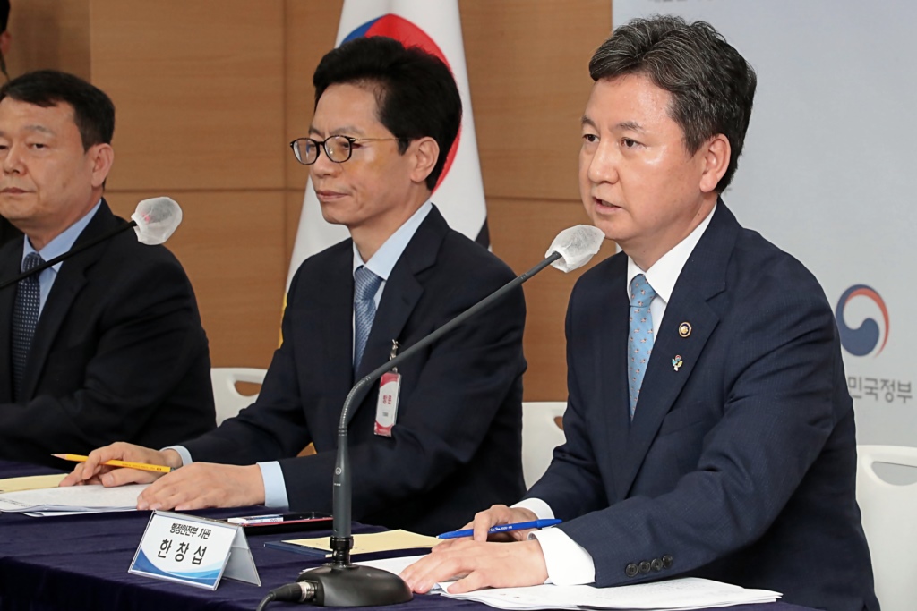 한창섭 경찰제도개선 자문위원회 공동위원장(행정안전부 차관)이 21일 오후 서울시 종로구 세종로 정부서울청사 브리핑실에서 '경찰의 민주적 관리 운영 및 효율적 업무수행을 위한 권고안'과 관련한 질의 응답을 하고 있다.