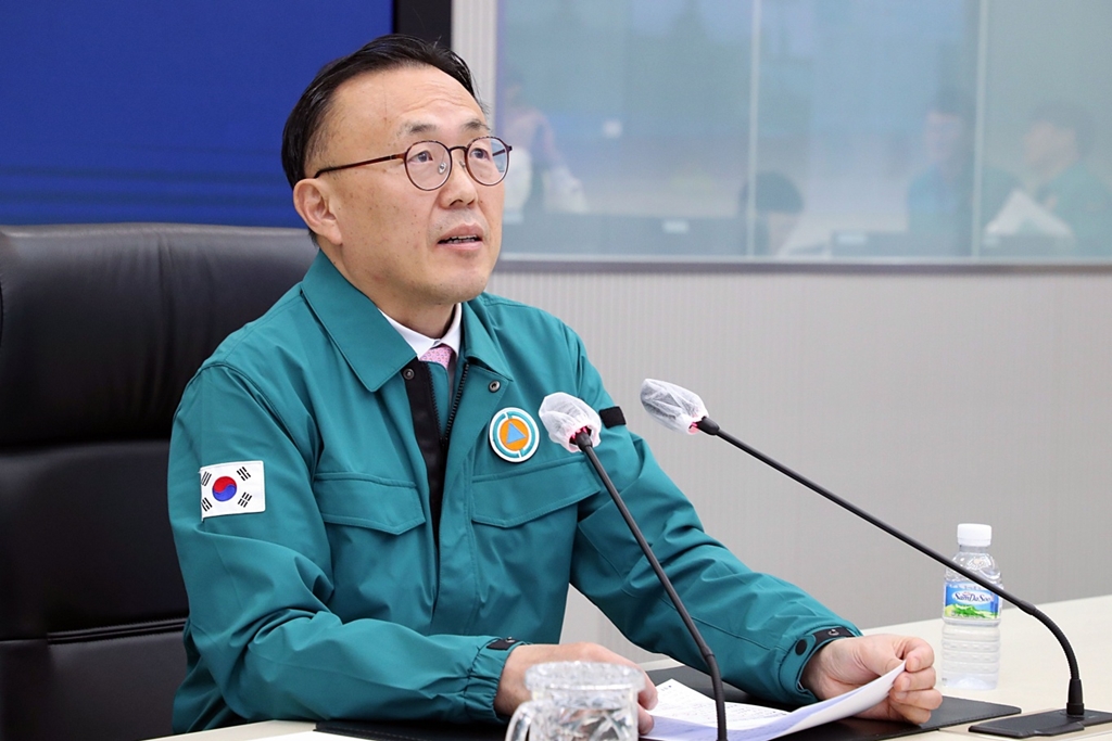 이한경 행정안전부 재난안전관리본부장이 11일 정부세종청사 중앙재난안전상황실에서 열린 2025년 집중안전점검 대비 관계기관 대책회의에 참석해 모두말씀을 하고 있다.