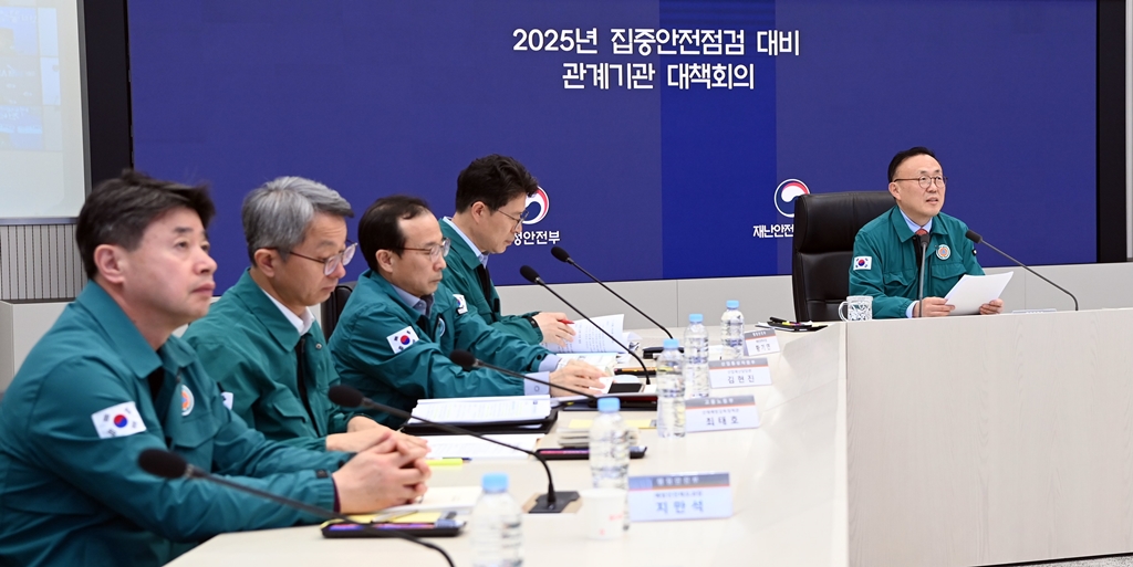 이한경 행정안전부 재난안전관리본부장이 11일 정부세종청사 중앙재난안전상황실에서 열린 2025년 집중안전점검 대비 관계기관 대책회의에 참석해 모두말씀을 하고 있다.