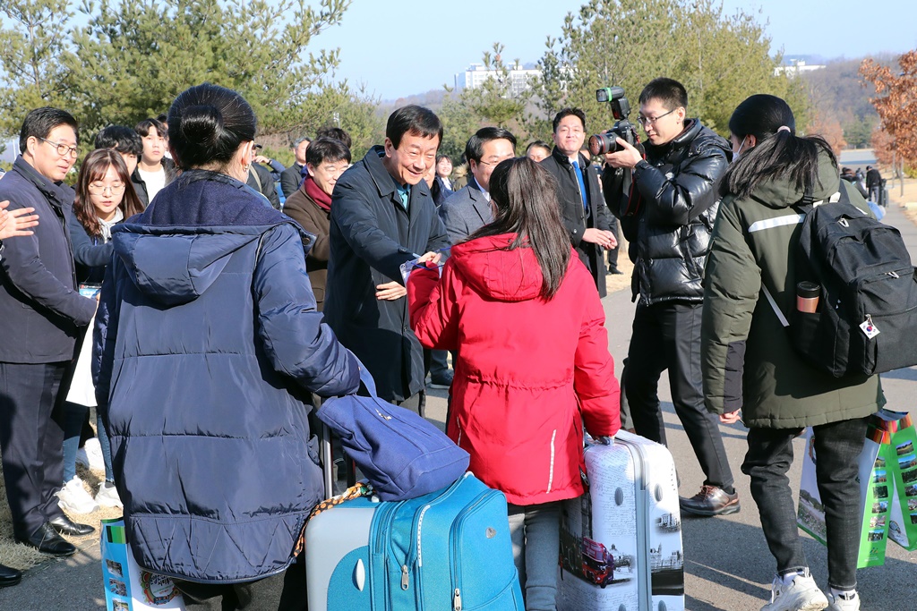 진영 장관이 15일 오전 중국 우한 교민 임시생활시설(경찰인재개발원)을 방문하여 퇴소 어린이에게 선물을 증정하며 환송 인사를 하고 있다.