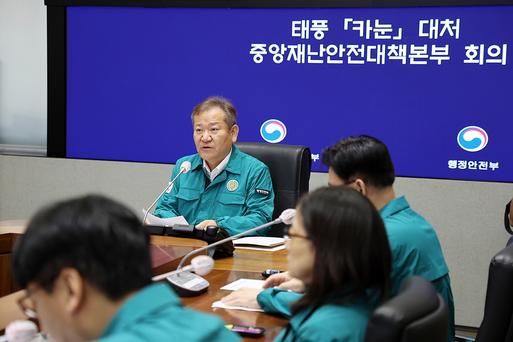 Minister of the Interior and Safety Lee Sang-min presides over a CDSCH Meeting in response to Typhoon Khanun at the Seoul Situation Center at the Government Complex Seoul, Jongno-gu, Seoul, on the morning of the 10th.