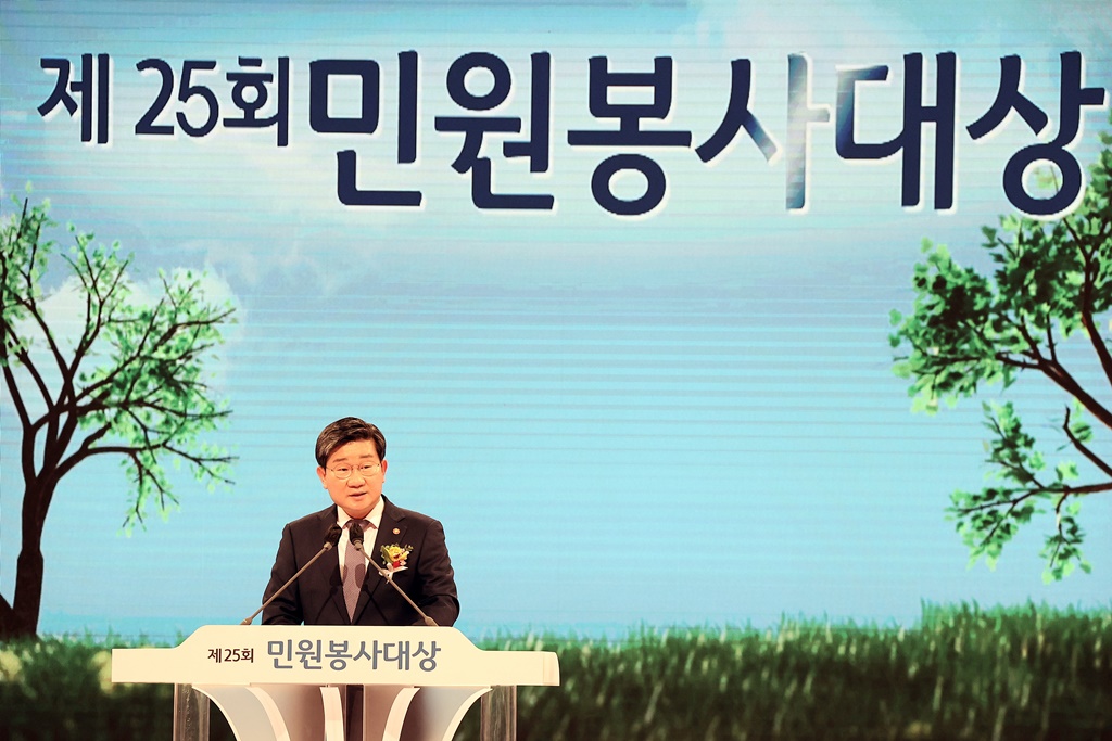 전해철 행정안전부 장관이 22일 서울 마포구 상앙동 SBS프리즘타워에서 열린 제25회 민원봉사대상 시상식에서 축사하고 있다.