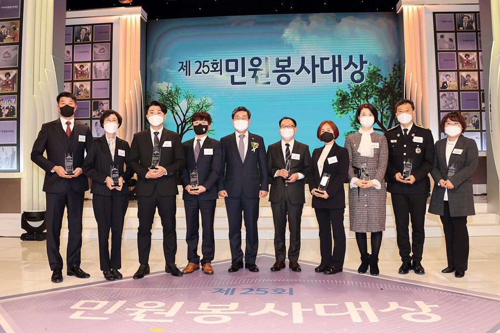 전해철(왼쪽 다섯번째) 행정안전부 장관이 22일 서울 마포구 상앙동 SBS프리즘타워에서 열린 제25회 민원봉사대상 시상식에서 수상자들과 기념촬영을 하고 있다.
