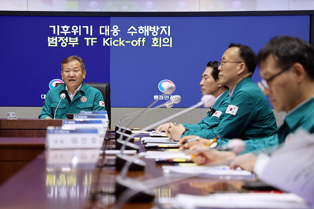 Lee Sang-min, Minister of the Interior and Safety, chairs a pan-governmental TF Kick-off meeting on flood prevention in response to the climate crisis at the Seoul Incident Center of the National Disaster and Safety Status Control Center in Seoul-daero, Seoul, on the afternoon of the 31st.