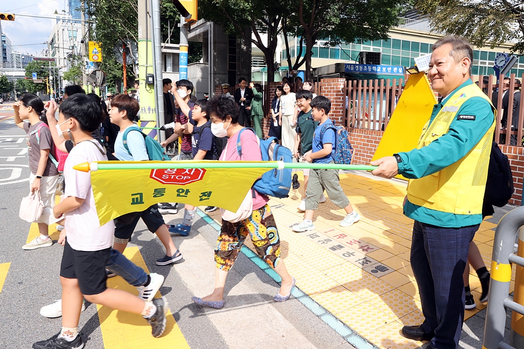 이상민 행정안전부 장관이 18일 오후 서울 경동초등학교 앞 등-하교길 어린이 보호구역 교통안전 캠페인에서 횡단보도 건널목 교통지도를 하고 있다.