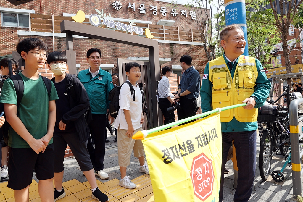 이상민 행정안전부 장관이 18일 오후 서울 경동초등학교 앞 등-하교길 어린이 보호구역 교통안전 캠페인에서 횡단보도 건널목 교통지도를 하고 있다.
