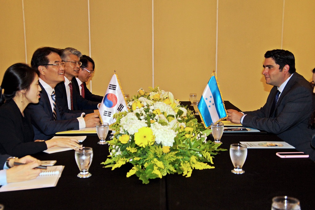 Vice Minister Yoon Jong-in is discussing ways to foster cooperation in the field of resident registration with Rolando Kattan(R), Coordinator of the Honduran Supervisory Board of the National Registry of Persons, at the Intercontinental Hotel in Tegucigalpa, Honduras on May 21.