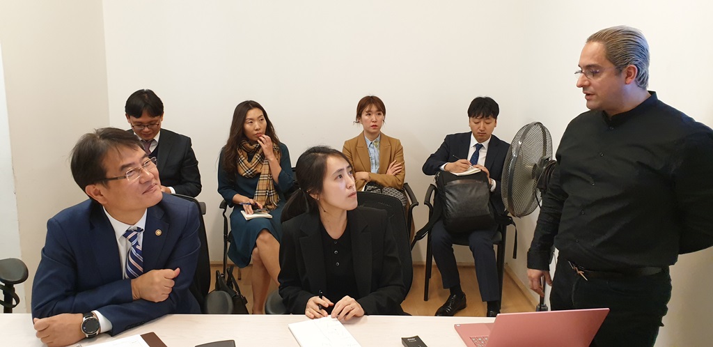 Vice Minister Yoon Jong-in and the Korean delegation are listening to the briefing on Chile’s digital government status and strategies by Digital Government Director Andres Bustamante at the Digital Government Unit in the President’s Office on May 23.