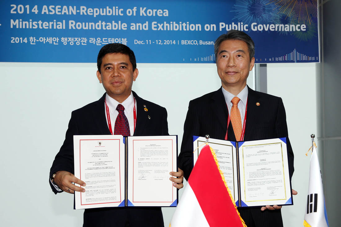 Minister Chong, Jong-sup (right) and Minister Yuddy Chrisnandi of Administrative and Bureaucratic Reform of the Republic of Indonesia (left) signed a memorandum of understanding to establish the Joint Committee for e-government and administrative reform cooperation.