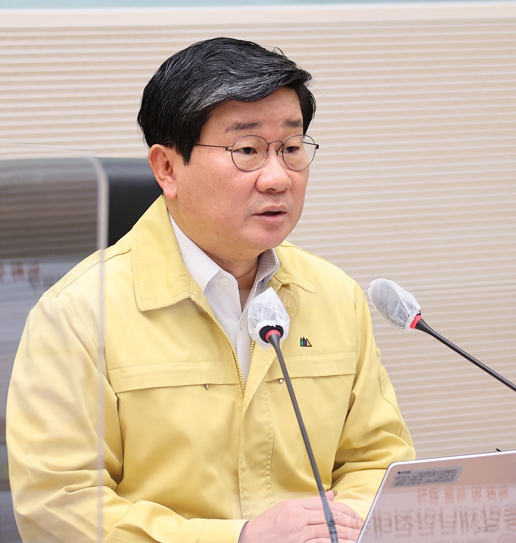 Interior and Safety Minister Jeon Hae-cheol, Vice Head 2 of the Central Disaster and Safety Countermeasures Headquarters (CDSCH), gives opening remarks at a video meeting of CDSCH on responses to COVID-19 and vaccination at the central disaster safety situation room in Government Complex Sejong-2 on December 1.