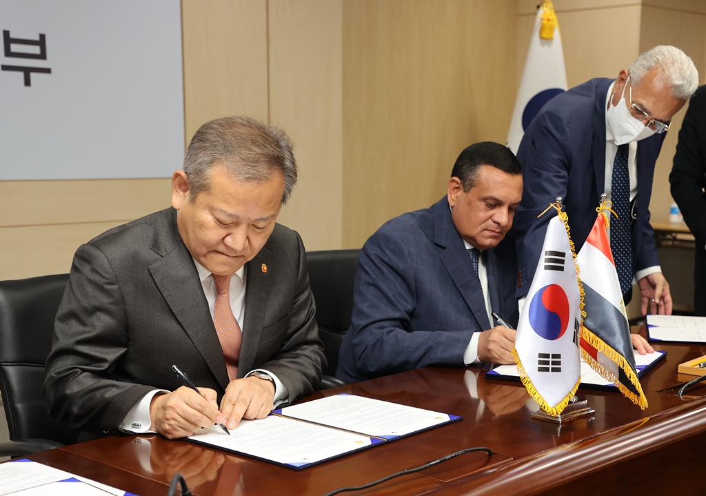 Minister Lee Sang-min and Minister Hisham Abdel Ghani Abdel Aziz Amna sign an MoU between Korea and Egypt on Mutual Cooperation in Local Development in the Ministry of the Interior and Safety conference room at the Government Complex Sejong on the afternoon of the 12th.