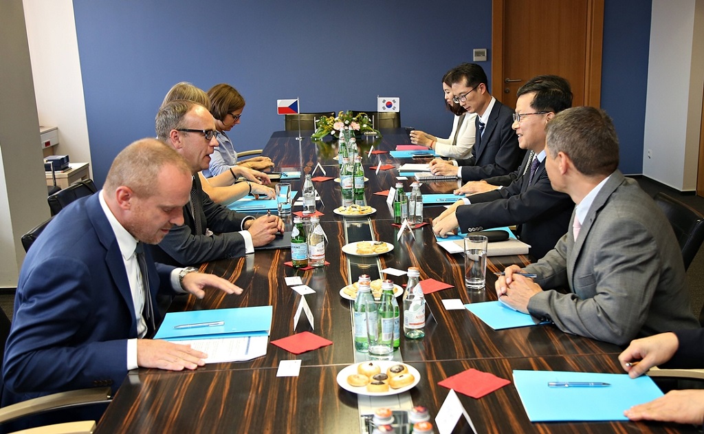 Vice Minister Shim Bo-kyun had a bilateral meeting with Czech Deputy Minister of the Interior Jaroslave Strouhal on July 16 and discussed ways to expand cooperation in the field of public administration.