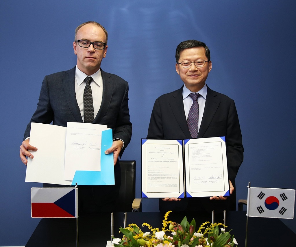 Vice Minister Shim Bo-kyun and Czech Deputy Minister of the Interior Jaroslave Strouhal signed the MOU on Cooperation in the Area of Public Administration between Korea and the Czech Republic on July 16, as the first country in the EU.