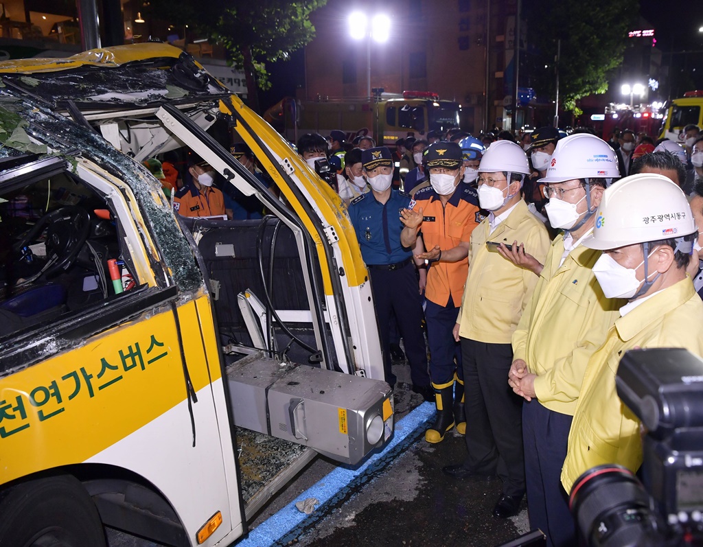 전해철 행정안전부 장관이 9일 밤 광주시 동구 학동 철거건물 붕괴 사고 현장을 찾아 사상자와 함께 매몰된 시내버스를 살펴보고 있다.