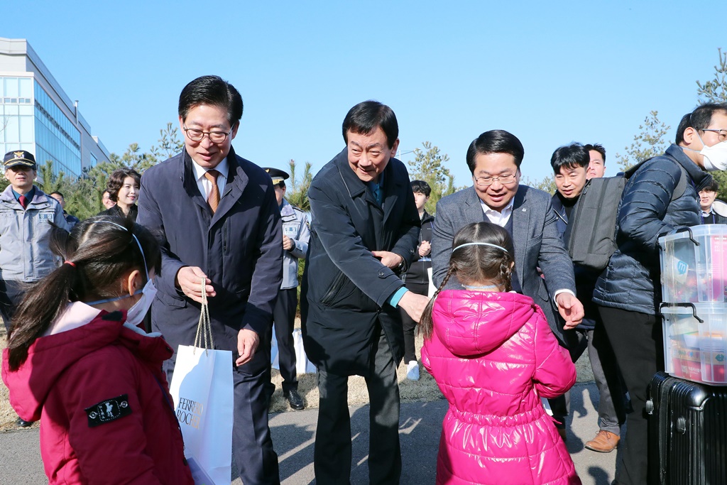 진영 장관이 15일 오전 중국 우한 교민 임시생활시설(경찰인재개발원)을 방문하여 퇴소 어린이에게 선물을 증정하며 환송 인사를 하고 있다.
