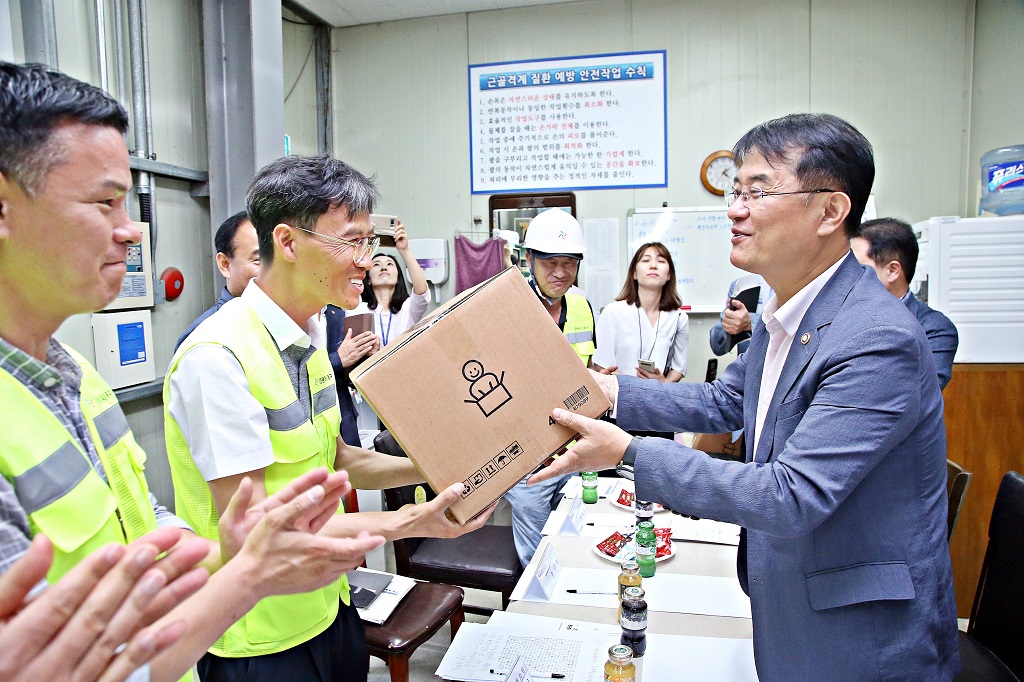 14일 대전 동구청 소재 재활용선별센터를 방문한 윤종인 차관이 환경미화원들의 노고에 감사하는 의미로 선물을 전달하고 있다.