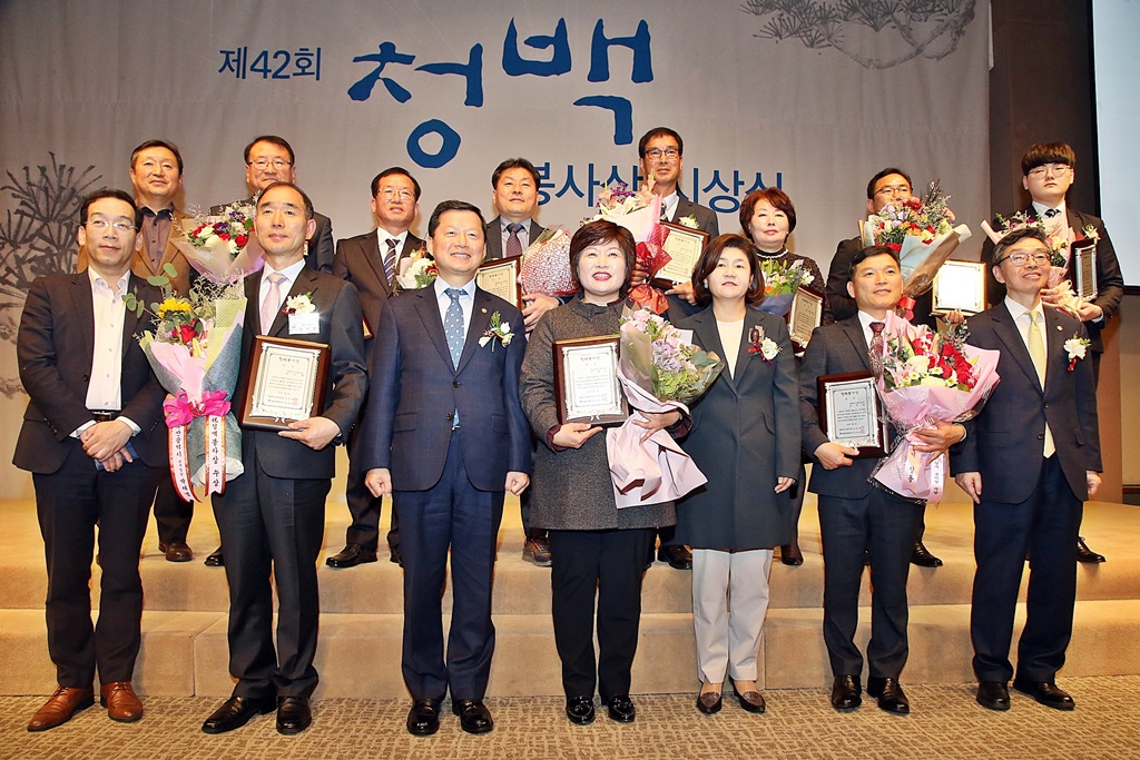 15일 한국프레스센터(서울시 중구)에서 열린 '제42회 청백봉사상 시상식'에서 심보균 차관이 시상식 후 수상자들과 기념촬영을 하고있다.
