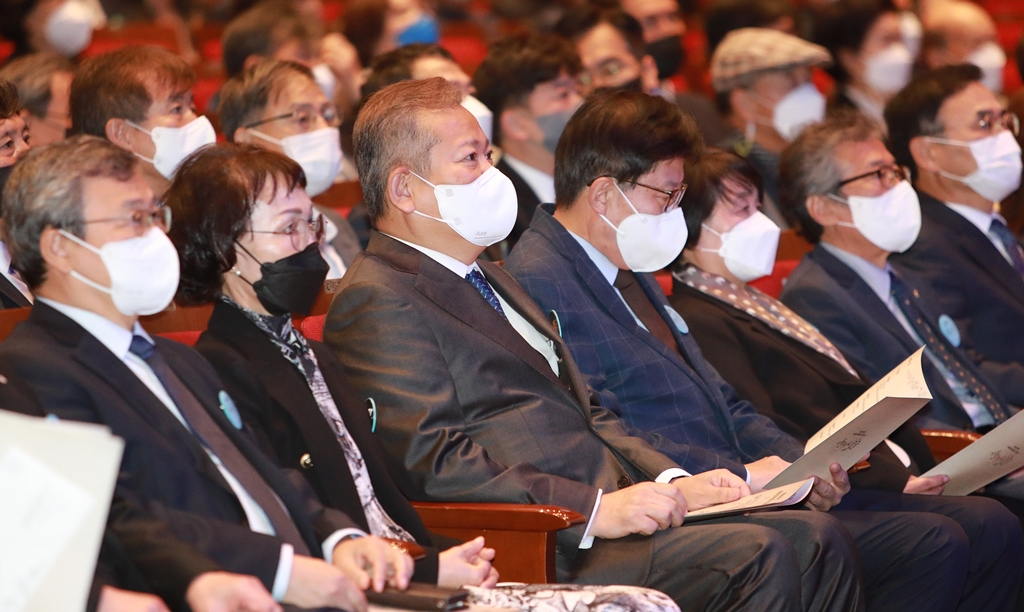 Minister of the Interior and Safety Lee Sang-min attends the 43rd Anniversary of the Buma Democratic Uprising held at the Busan Citizen's Hall on the morning of the 16th.