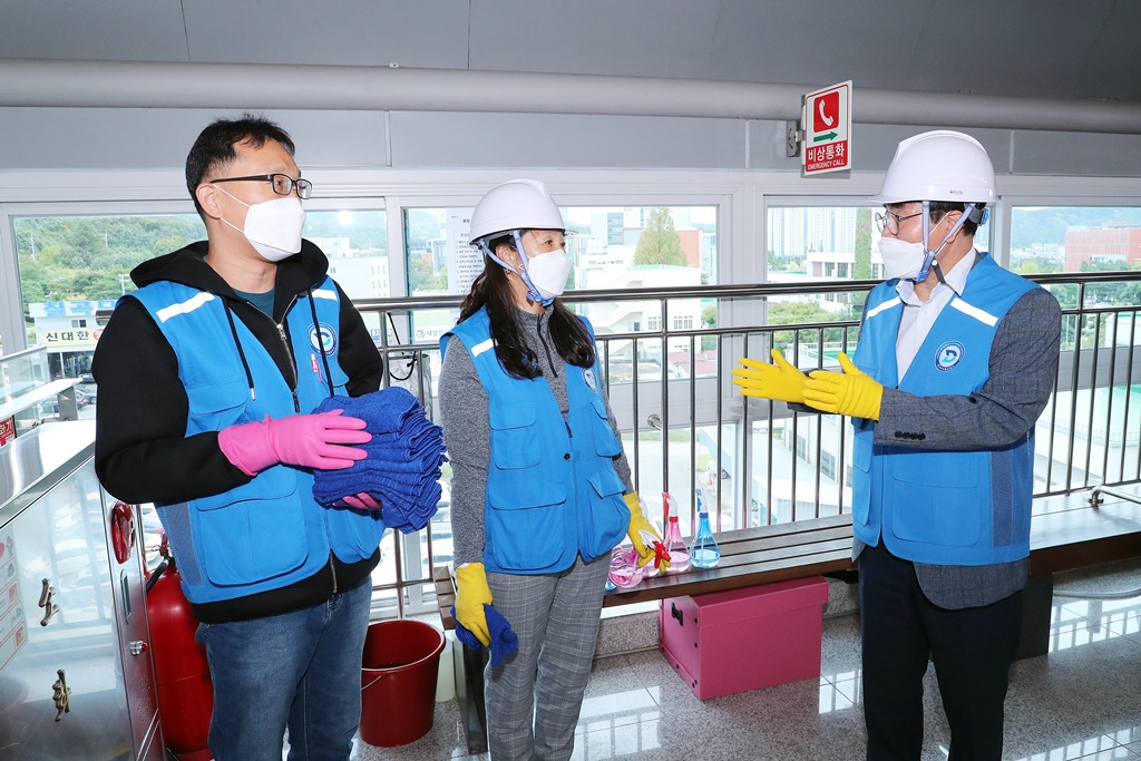 이재영 차관이 23일 오후 대구광역시 북구 칠곡경대병원역을 찾아 희망일자리사업에 참여하고 있는 지하철 방역 근로자들과 인사를 하고있다.