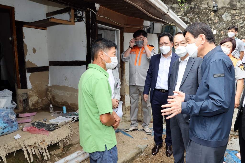 진영 장관이 16일 오전 전북 지역 호우피해 취약계층 가정을 방문하여 피해주택 현장을 살펴보고 있다.