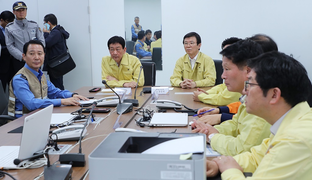 진영 장관과 문성혁 해양수산부 장관은 19일 오후 제주지방해양경찰청 구조본부에서 제주 차귀도 선박 화재사고 구조 및 수습상황 보고를 받고 있다.