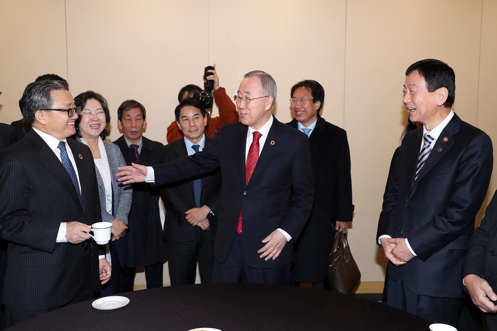 Former UN Secreatary-General Ban Ki-moon (center), Minister Chin Young (R) and UN Under-Secretary-General Liu Zhenmin are having conversation before the opening of the 2019 UN Asia-Pacific Regional Symposium on SDGs, which took place in Songdo Convensia, Incheon on November 21.
