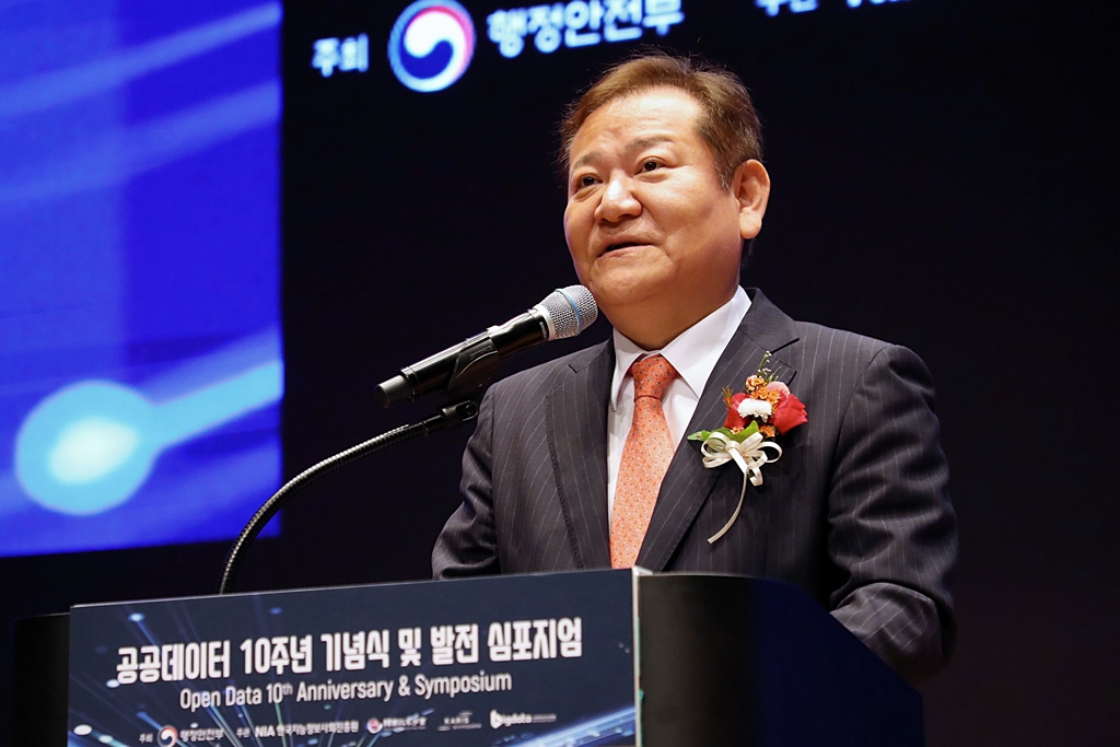 Interior Minister Lee Sang-min delivers a commemorative speech at the Open Data 10th Anniversary and Symposium held in the COEX, Seoul, on the morning of the 19th.