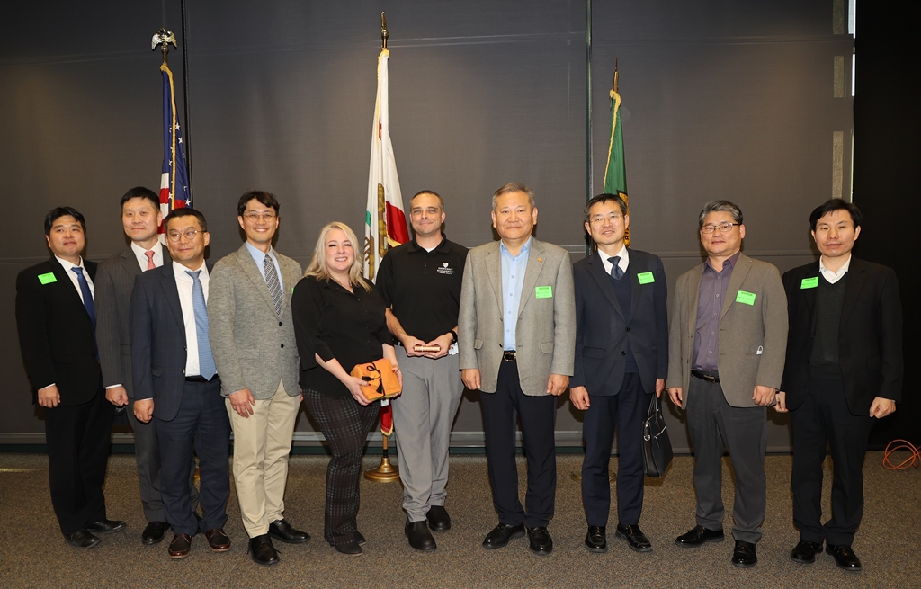 Minister Lee poses for a photo with the Executive Management Team of the Sonoma County REDCOM Dispatch Center in California, USA, On the afternoon of the 31st (local time).